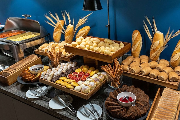 Daily buffet breakfast (BRL 35 per person)