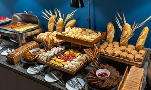 Café da manhã com buffet diário (BRL 35 por pessoa) 