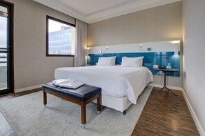 Minibar, in-room safe, blackout curtains, soundproofing - Quality Hotel Faria Lima (São Paulo)