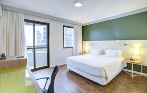 Habitación doble Deluxe | Minibar, caja de seguridad en la habitación y cortinas blackout