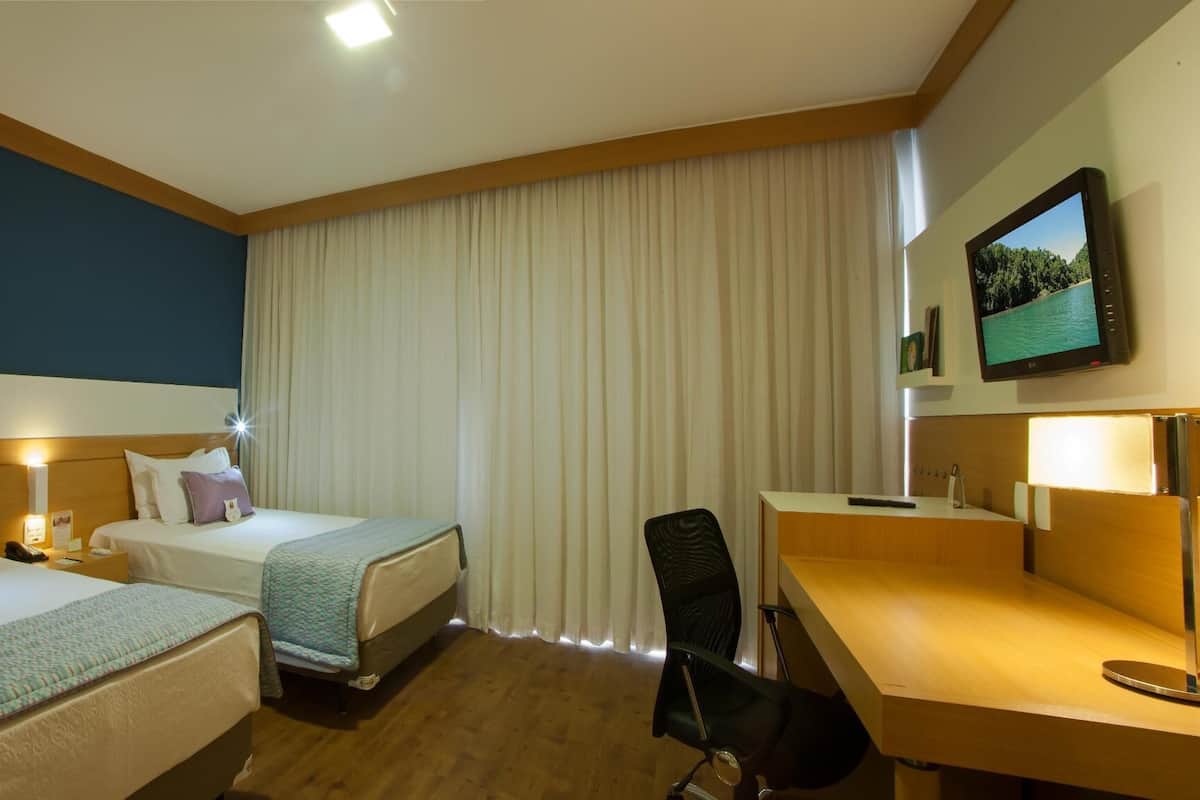 Minibar, brankas, tirai kedap cahaya, dan kedap suara