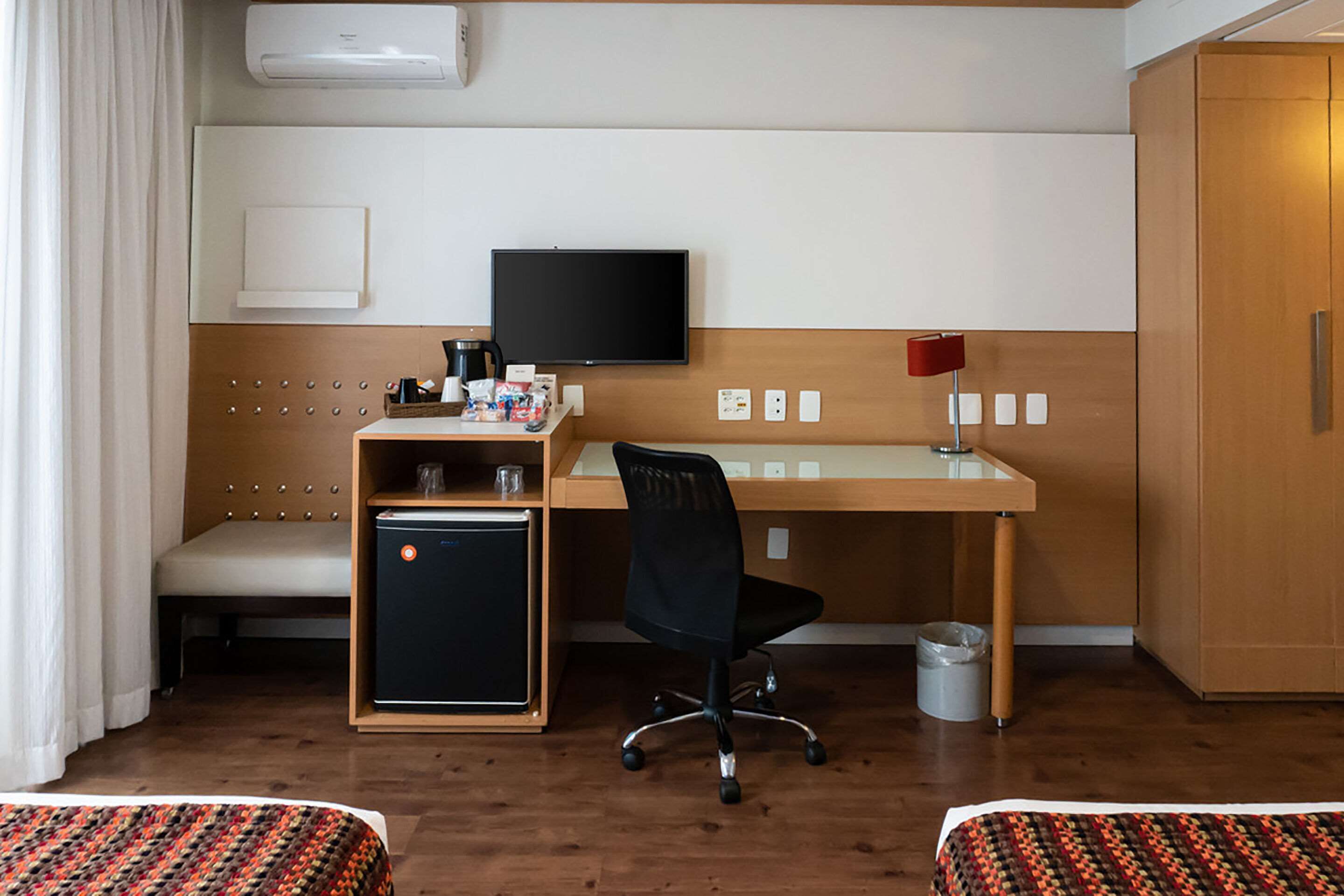 deluxe twin room | 1 bedroom, minibar, in-room safe, blackout curtains