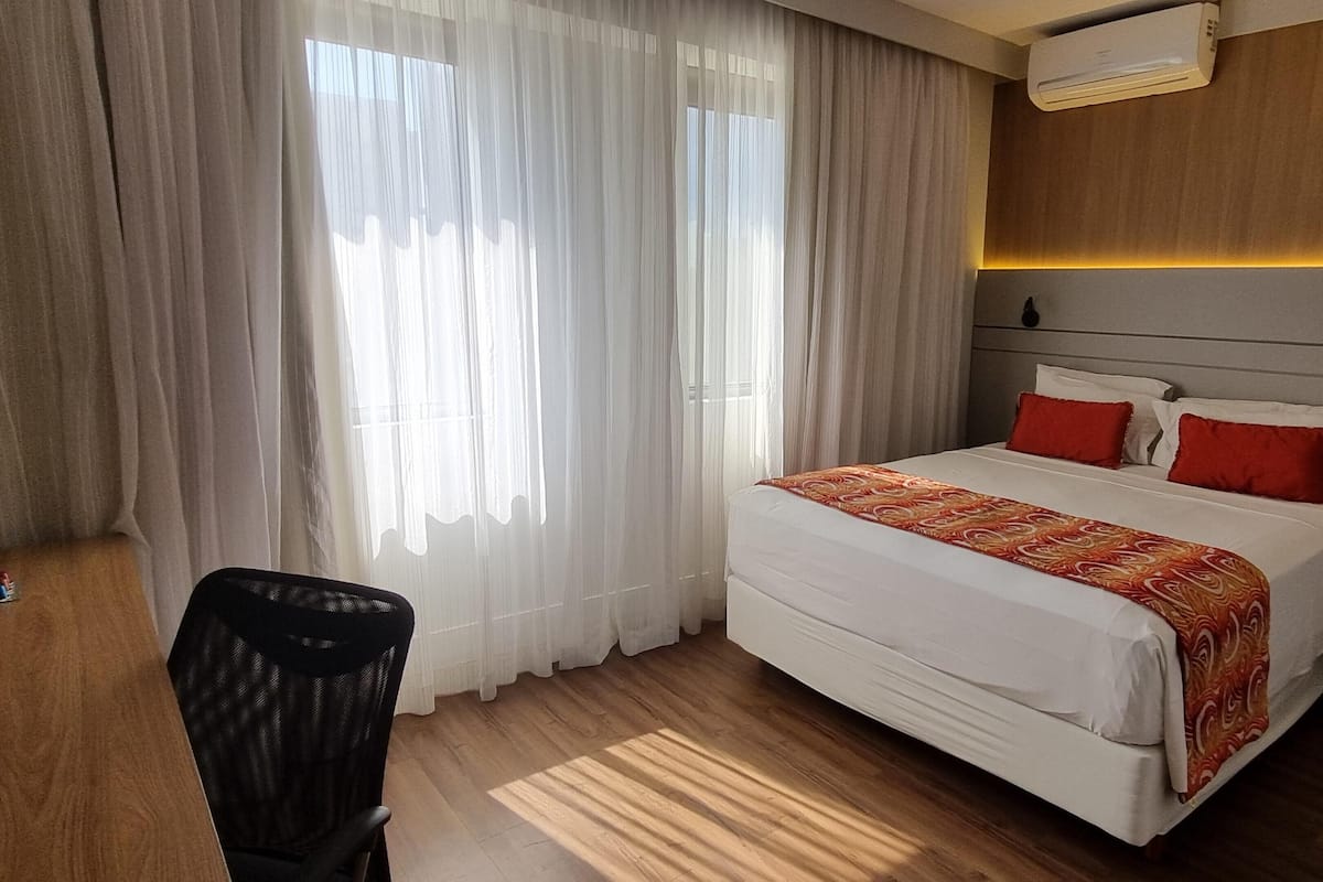 Minibar, brankas, tirai kedap cahaya, dan kedap suara