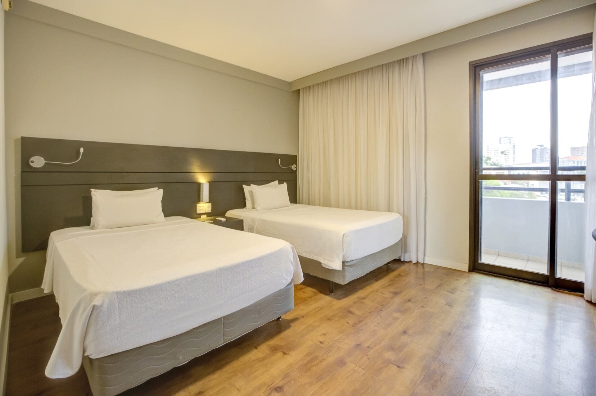 Executive Twin Room | Minibar, in-room safe, blackout drapes, soundproofing