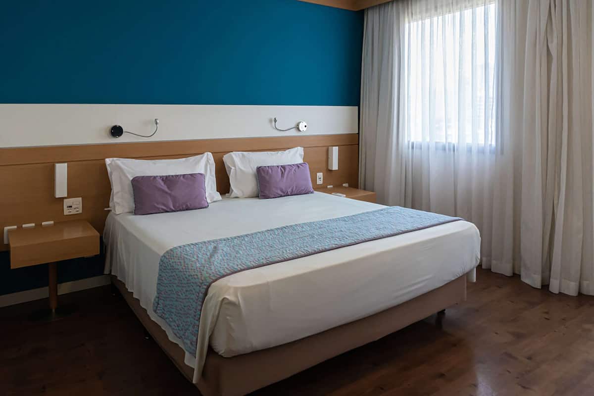 Executive Double Room | Minibar, in-room safe, blackout drapes, soundproofing