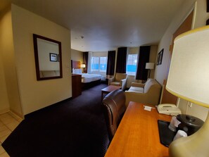 Suite, 1 Bedroom, Non Smoking | Desk, blackout drapes, iron/ironing board, free cribs/infant beds - Country Inn & Suites by Radisson, Bend, OR (Bend)