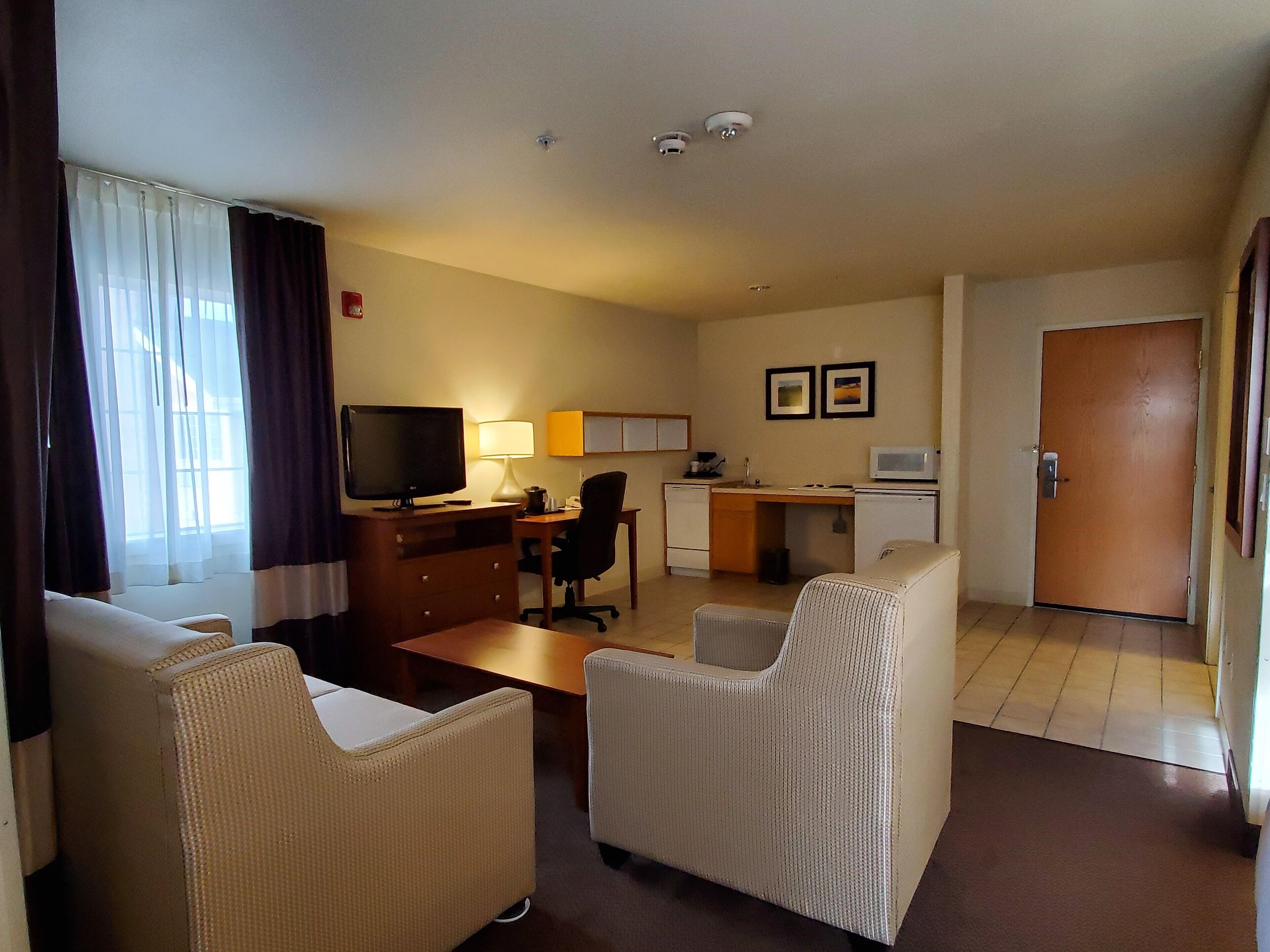 suite, 1 bedroom, accessible, non smoking | living room | 32-inch flat-screen tv with cable channels, tv
