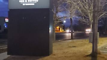 Señalización para un hotel llamado 'Country Inn & Suites' de Radisson.