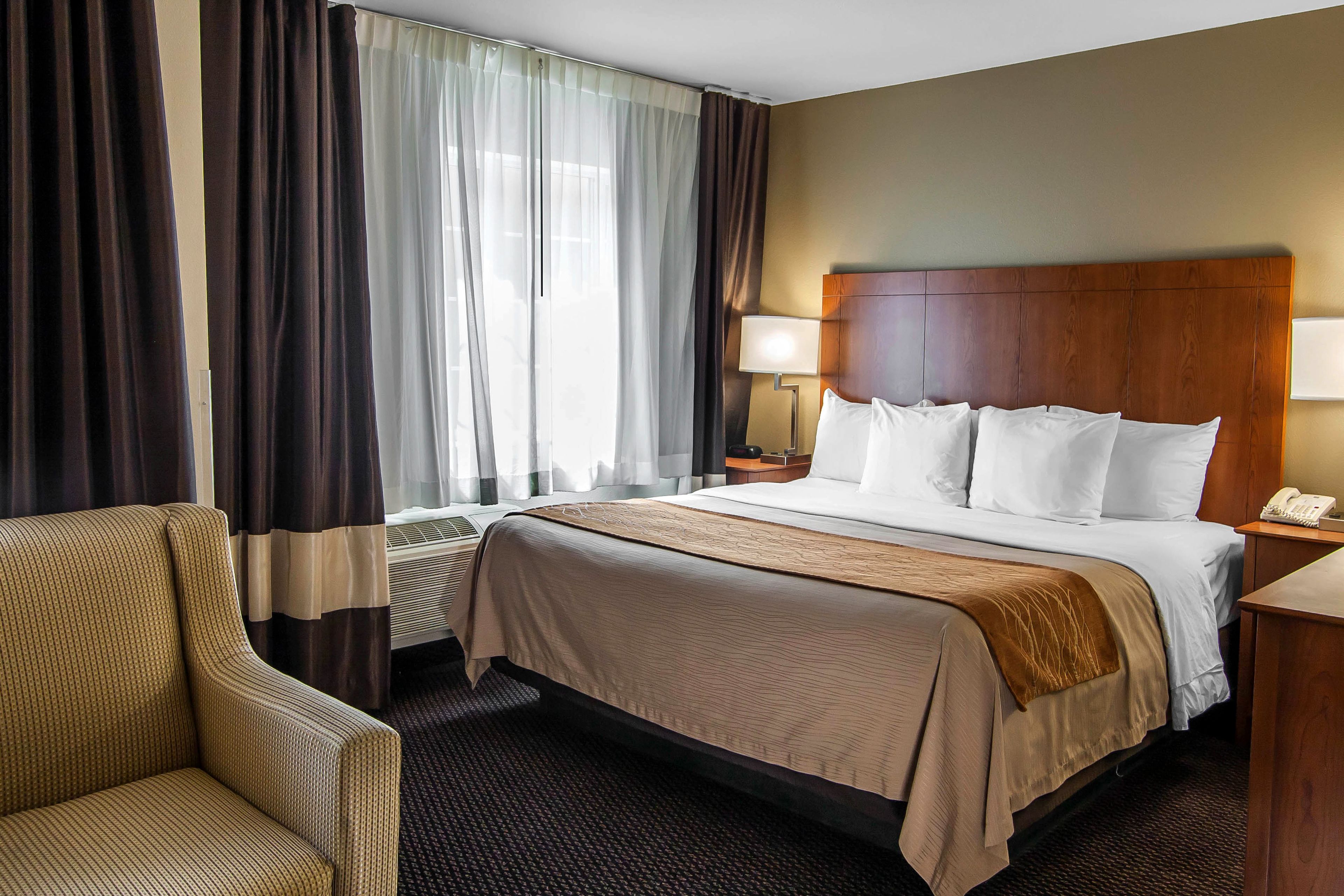 Suite, 1 cama de matrimonio grande, no fumadores | Escritorio, cortinas opacas, tabla de planchar con plancha