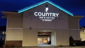 Un edificio con un letrero que dice "COUNTRY INN & SUITES BY RADISSON".