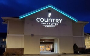 Front of property - evening/night - Country Inn & Suites by Radisson, Bend, OR (Bend)