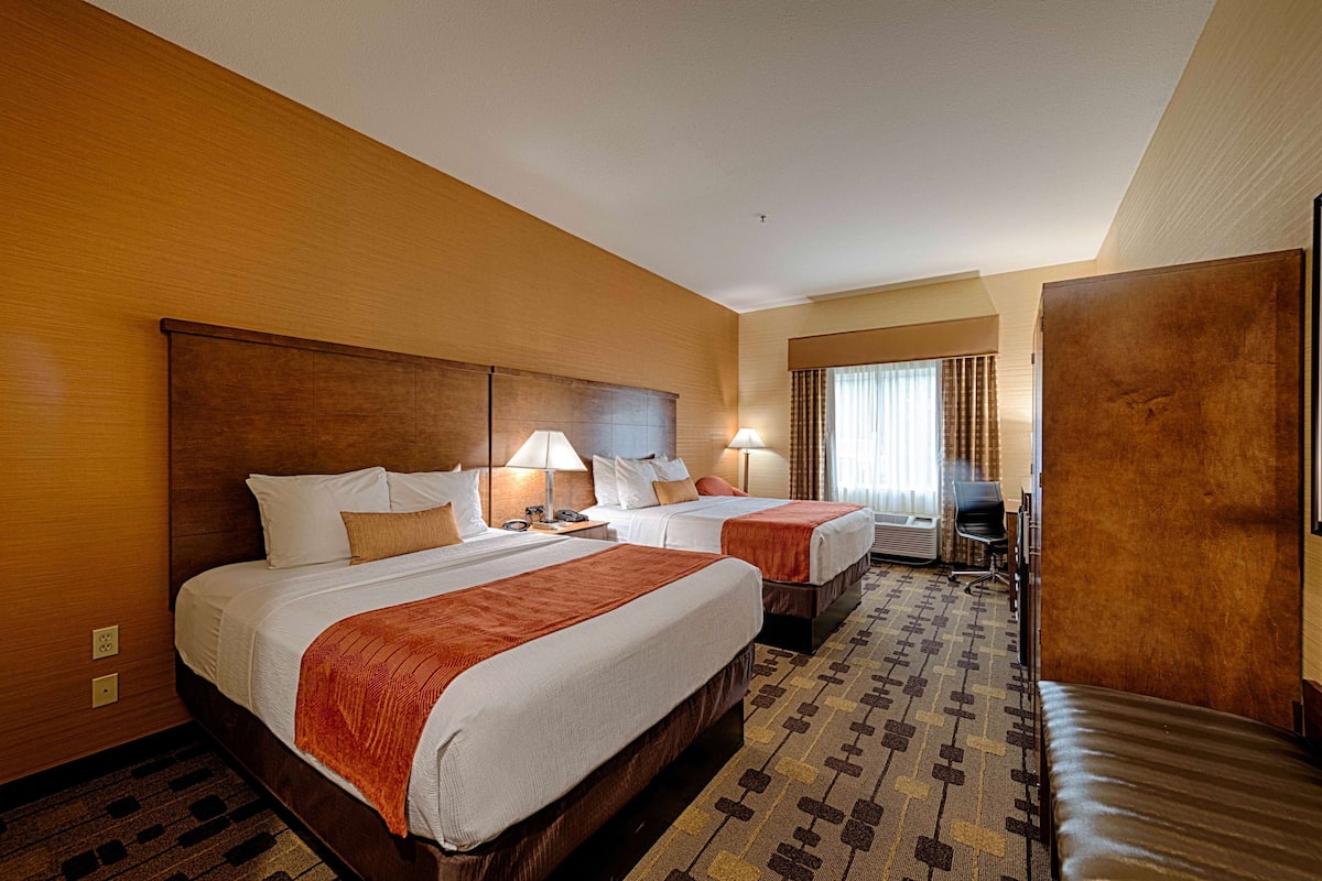 Pillowtop beds, desk, laptop workspace, blackout drapes