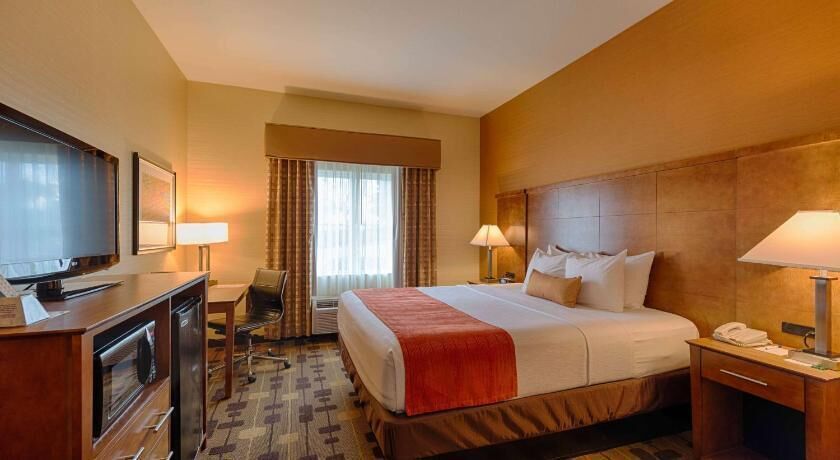 Pillowtop beds, desk, laptop workspace, blackout drapes