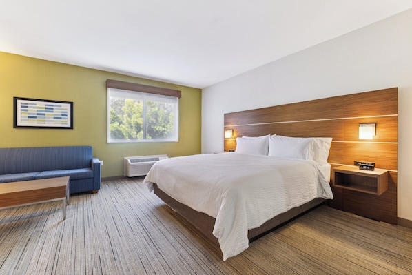In-room safe, desk, blackout drapes, iron/ironing board - Holiday Inn Express & Suites Mountain View Silicon Valley by IHG (Mountain View)