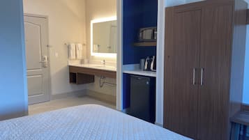 1 bedroom, in-room safe, desk, blackout curtains