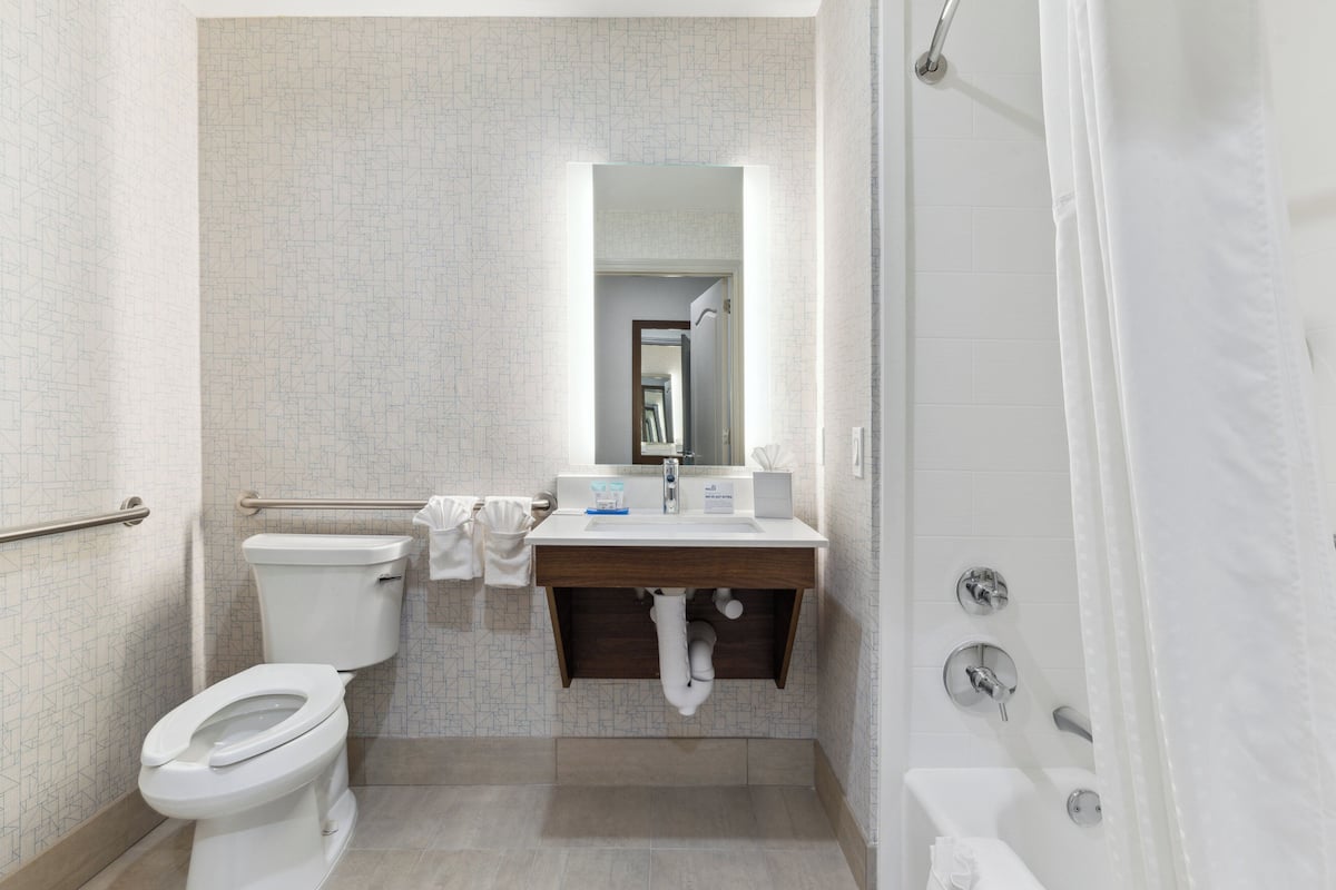 Standard Room, 2 Queen Beds, Accessible Bathtub (Accessible Tub) | 1 bedroom, in-room safe, desk, blackout drapes