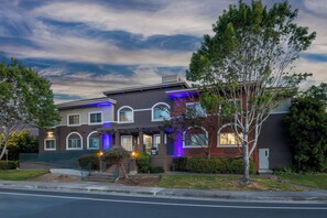 Exterior - Holiday Inn Express & Suites Mountain View Silicon Valley by IHG (Mountain View)