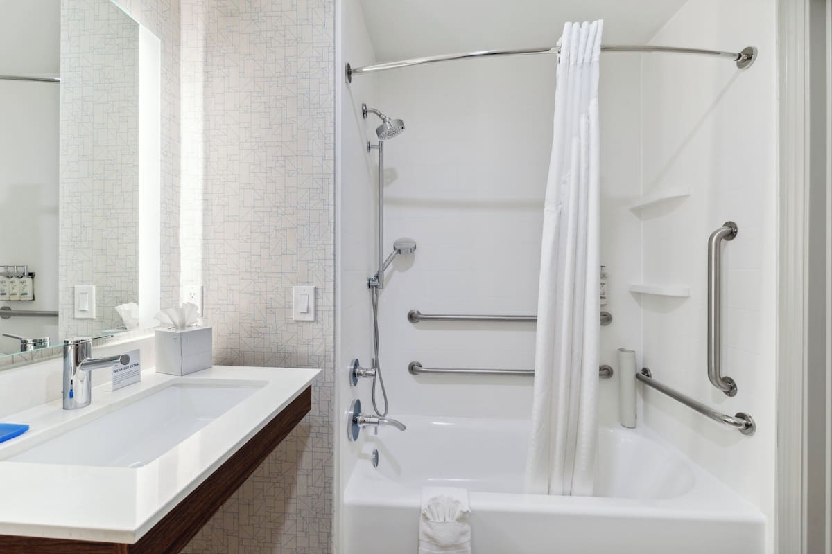 Standard Room, 1 King Bed, Roll-in Shower (Roll-In Shower) | 1 bedroom, in-room safe, desk, blackout drapes