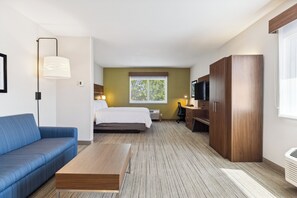 Standard Room, 1 King Bed | 1 bedroom, in-room safe, desk, blackout drapes