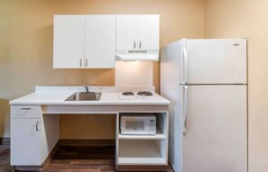 Estudio, 1 cama Queen size, con acceso para personas discapacitadas, para no fumadores | Escritorio, espacio para trabajar con laptop y cortinas blackout