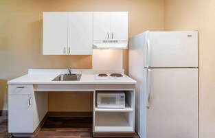 Escritorio, espacio para trabajar con laptop y cortinas blackout 