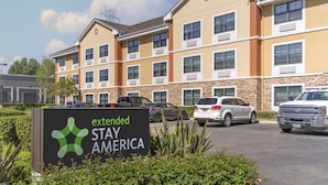 Un hôtel à plusieurs étages avec une enseigne indiquant « Extended Stay America ».
