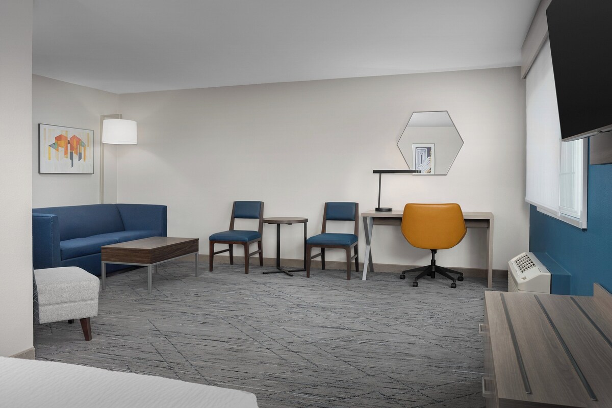 In-room safe, desk, laptop workspace, iron/ironing board