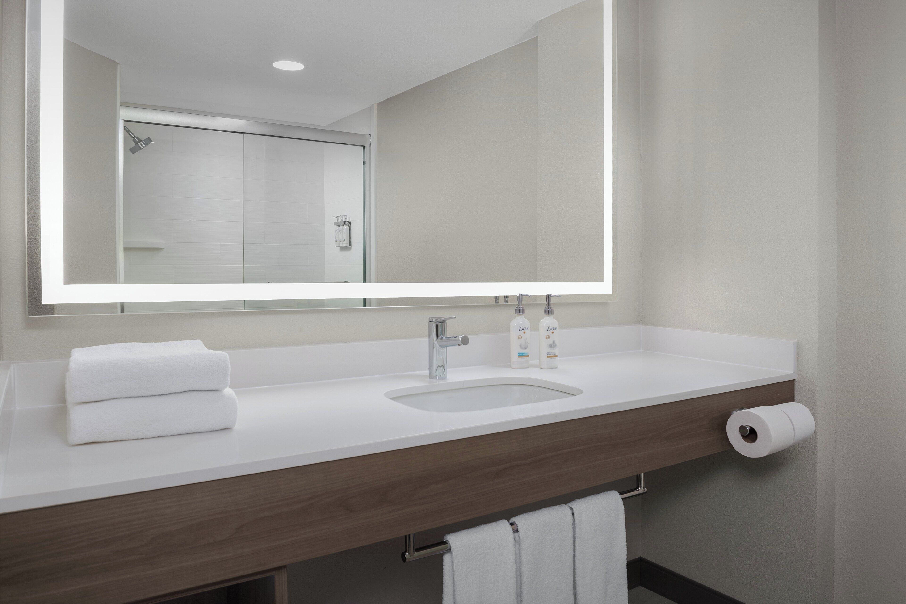 standard room, 1 king bed, accessible bathtub (mobility) | bathroom | combined shower/bathtub, hair dryer, towels