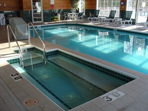 Piscine intérieure, piscine extérieure en saison