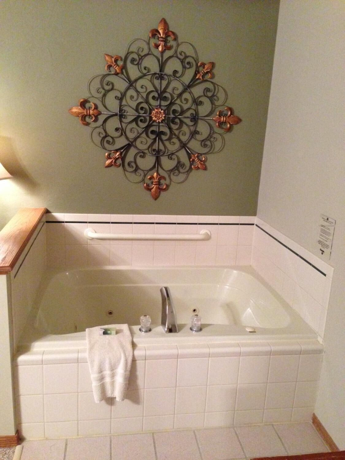 combined shower/bathtub, hair dryer, towels