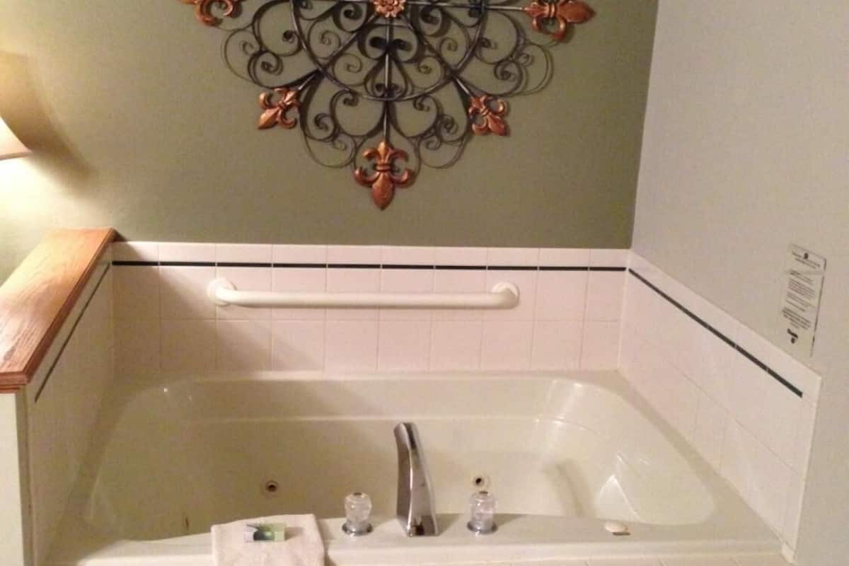 combined shower/bathtub, hair dryer, towels