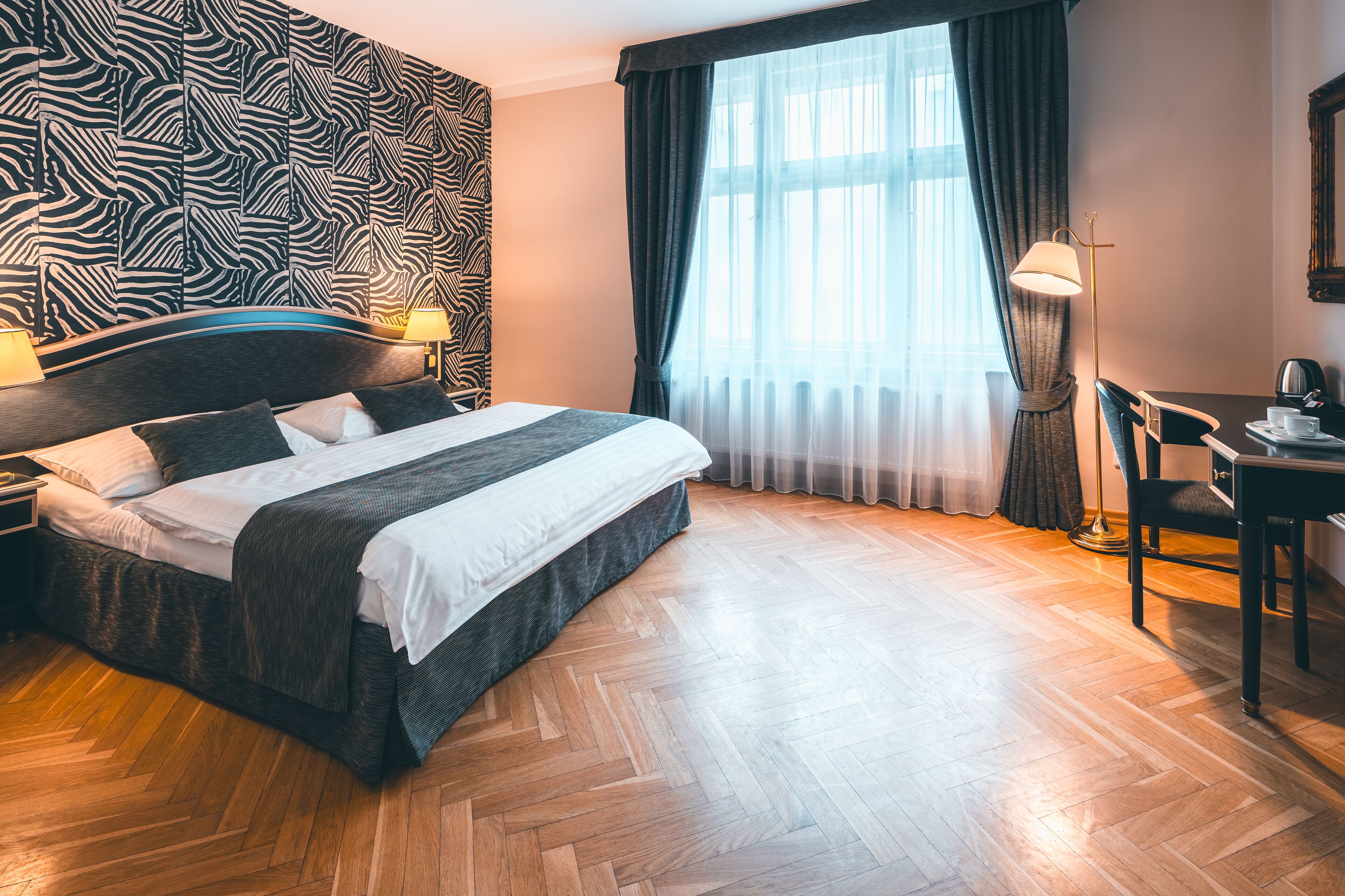 Roupas de cama antialérgicas, frigobar, cofres nos quartos, escrivaninha