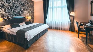 Roupas de cama antialérgicas, frigobar, cofres nos quartos, escrivaninha