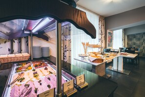 Free daily buffet breakfast
