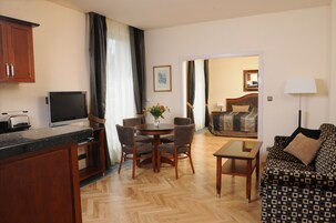 Apartamento, 1 cama King e sofá-cama | Sala de estar | TV LCD 81 cm com canais via satélite, TV