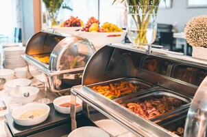 Café da manhã com buffet grátis todos os dias