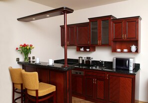 Apartment, 1 King Bed with Sofa bed | Private kitchenette | Coffee/tea maker, electric kettle