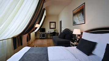 Hypo-allergenic bedding, minibar, in-room safe, desk