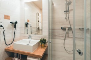Standard Tek Büyük veya İki Ayrı Yataklı Oda | Banyo | Ücretsiz banyo/kozmetik ürünleri, saç kurutma makinesi, havlu 