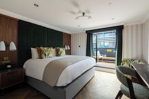 Habitación | Ropa de cama hipoalergénica, caja fuerte, escritorio y cortinas opacas