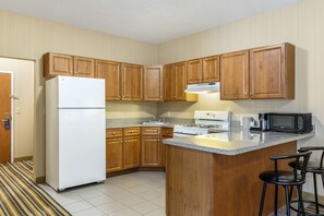 Suite, 1 cama de matrimonio grande, no fumadores, cocina | Cocina privada | Frigorífico, microondas, cafetera o tetera y trona infantil