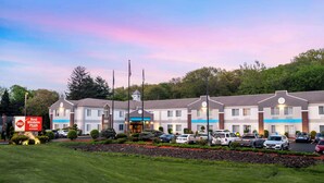 Et Best Western Plus hotel med to etager, flere parkeringspladser og en anlagt forhave.