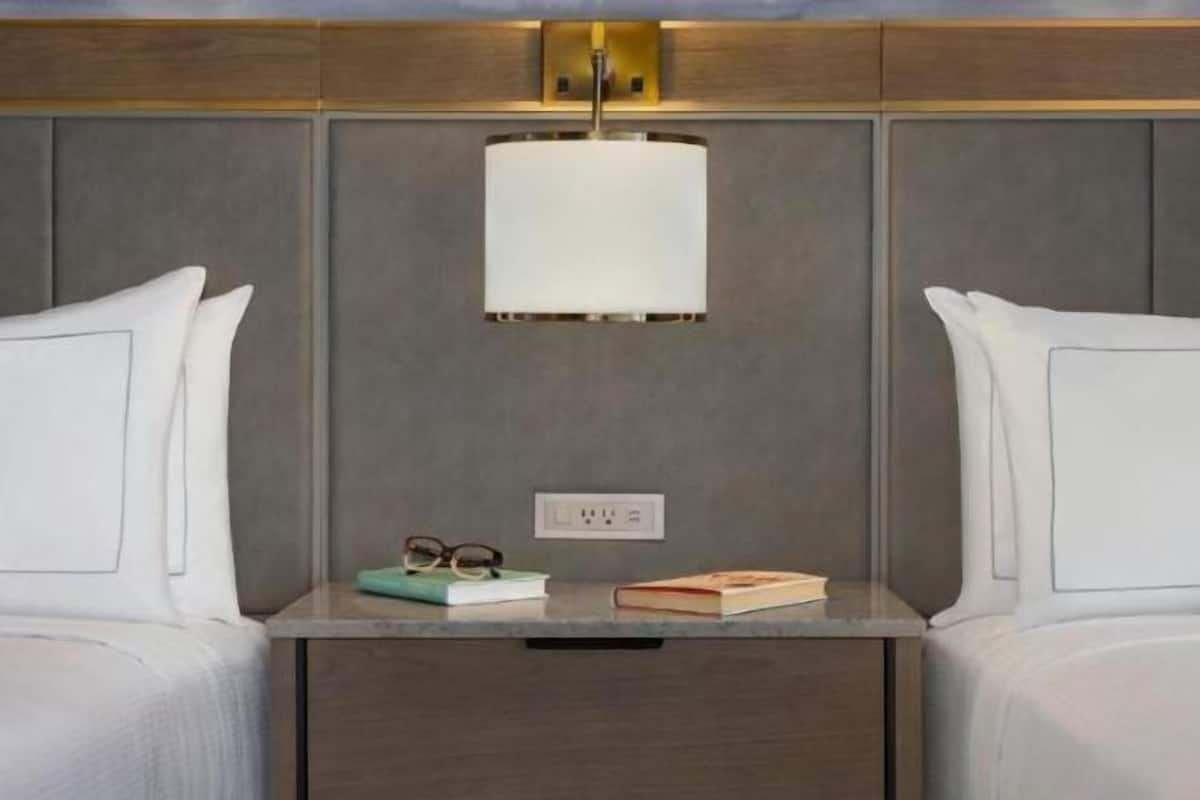 Ropa de cama hipoalergénica y caja de seguridad en la habitación