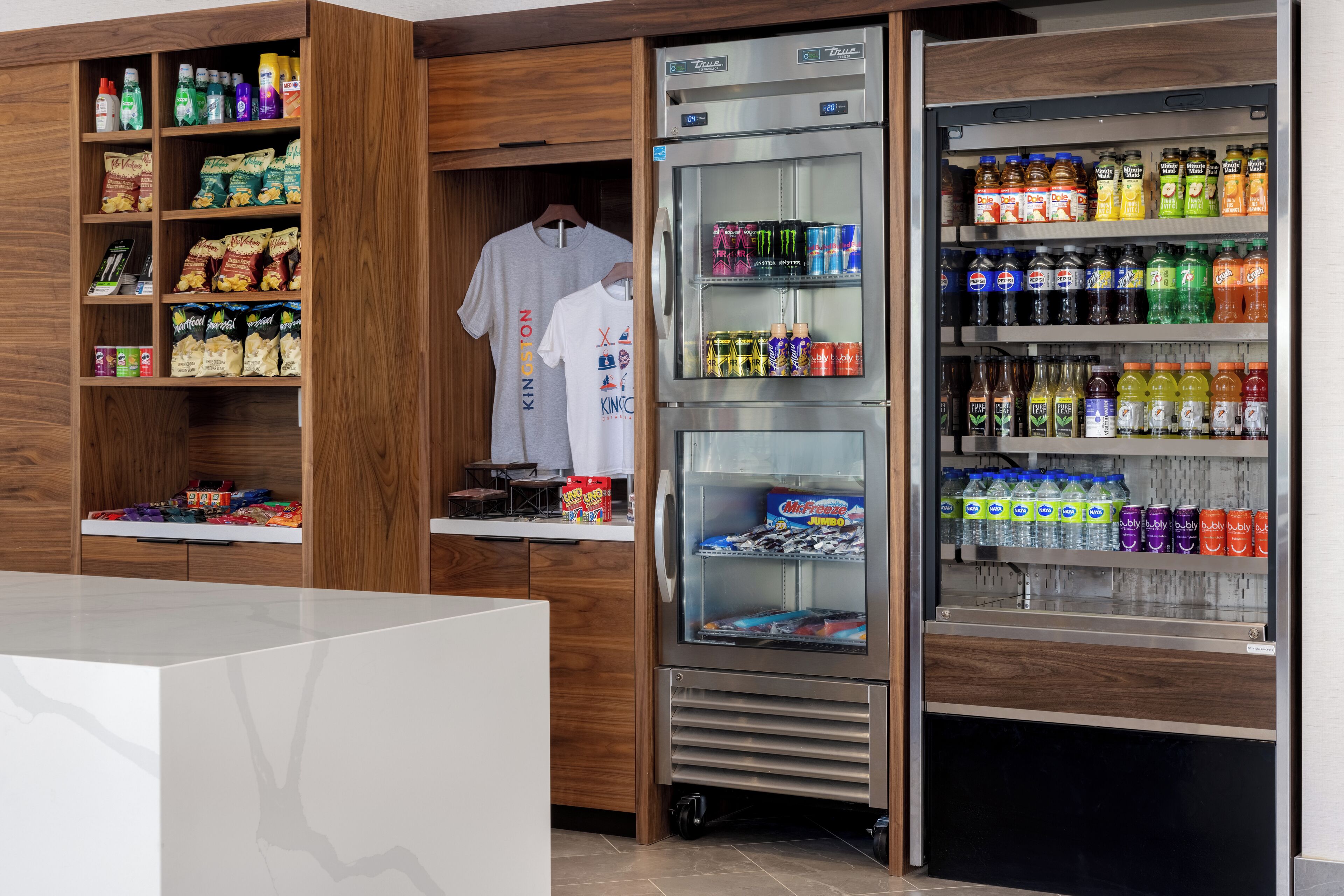 Automat med snacks og drikkevarer, en mikrobølgeovn og et køleskab.