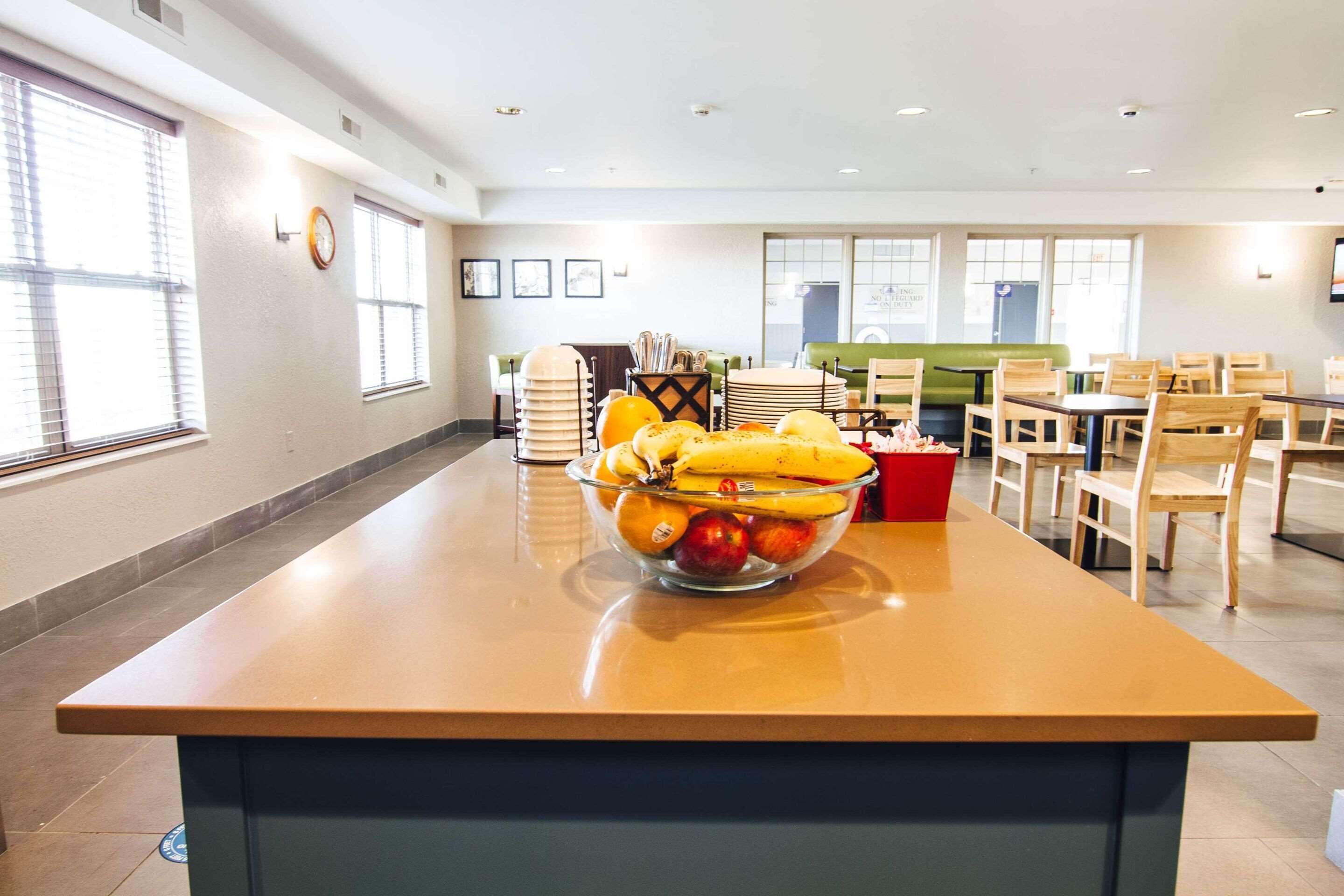 朝食 (セルフサービス)、毎日提供 (無料)