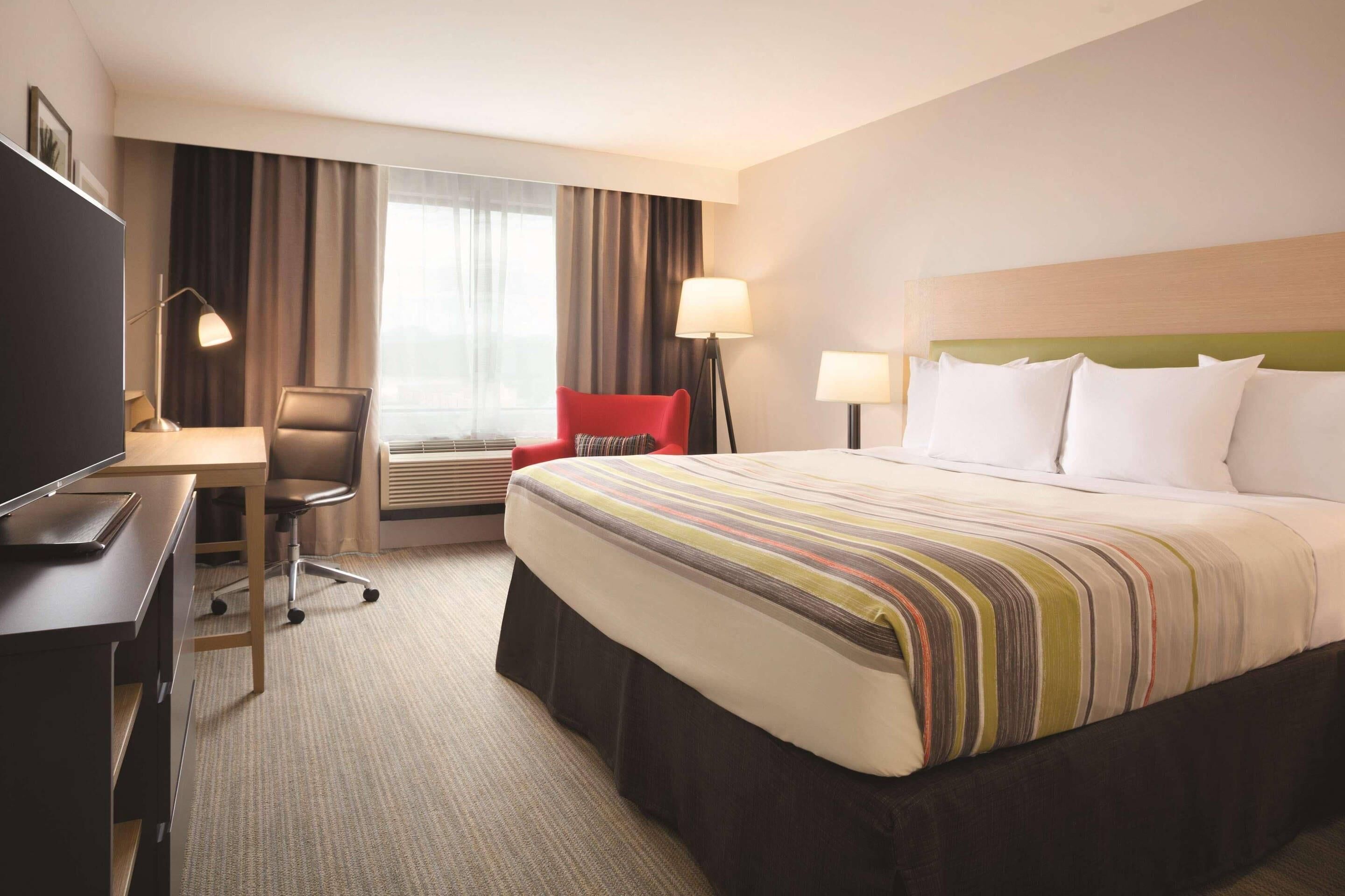 Hypo-allergenic bedding, in-room safe, desk, blackout drapes