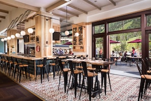 2 restaurants; breakfast, lunch and dinner served