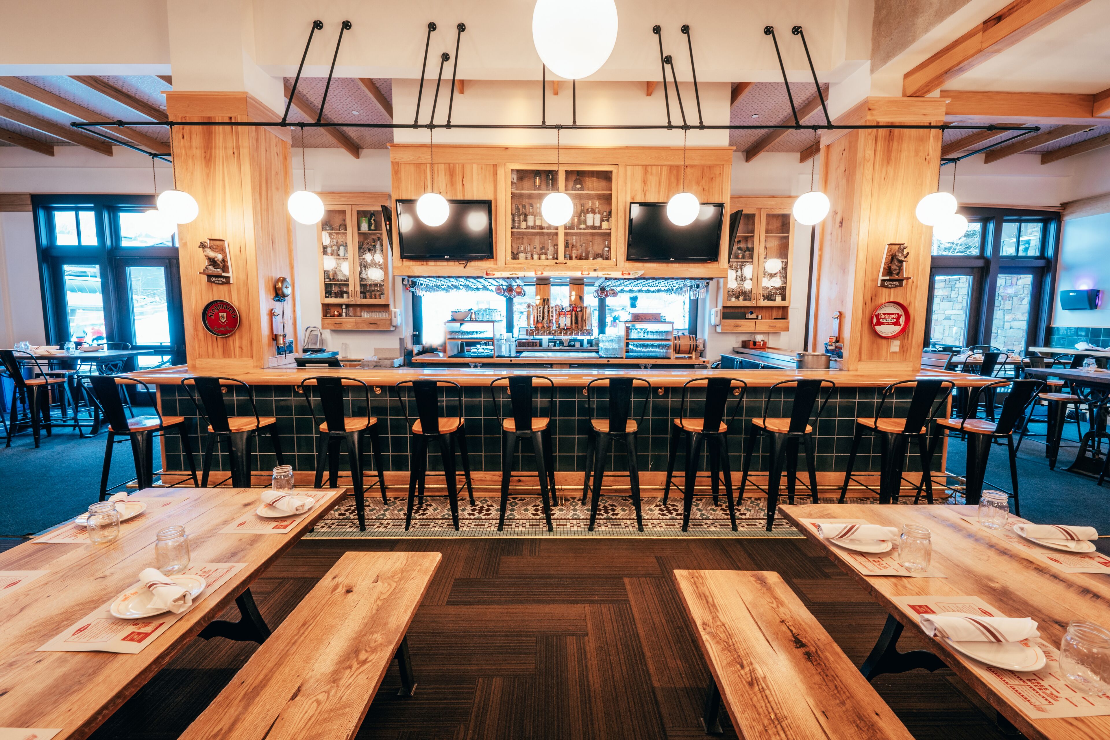 cocktail bar, garden views, open daily