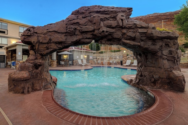 Outdoor pool, pool loungers