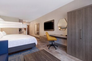 Phòng Suite dành cho gia đình, 1 giường cỡ queen | Bộ đồ giường cao cấp, két bảo mật tại phòng, bàn 